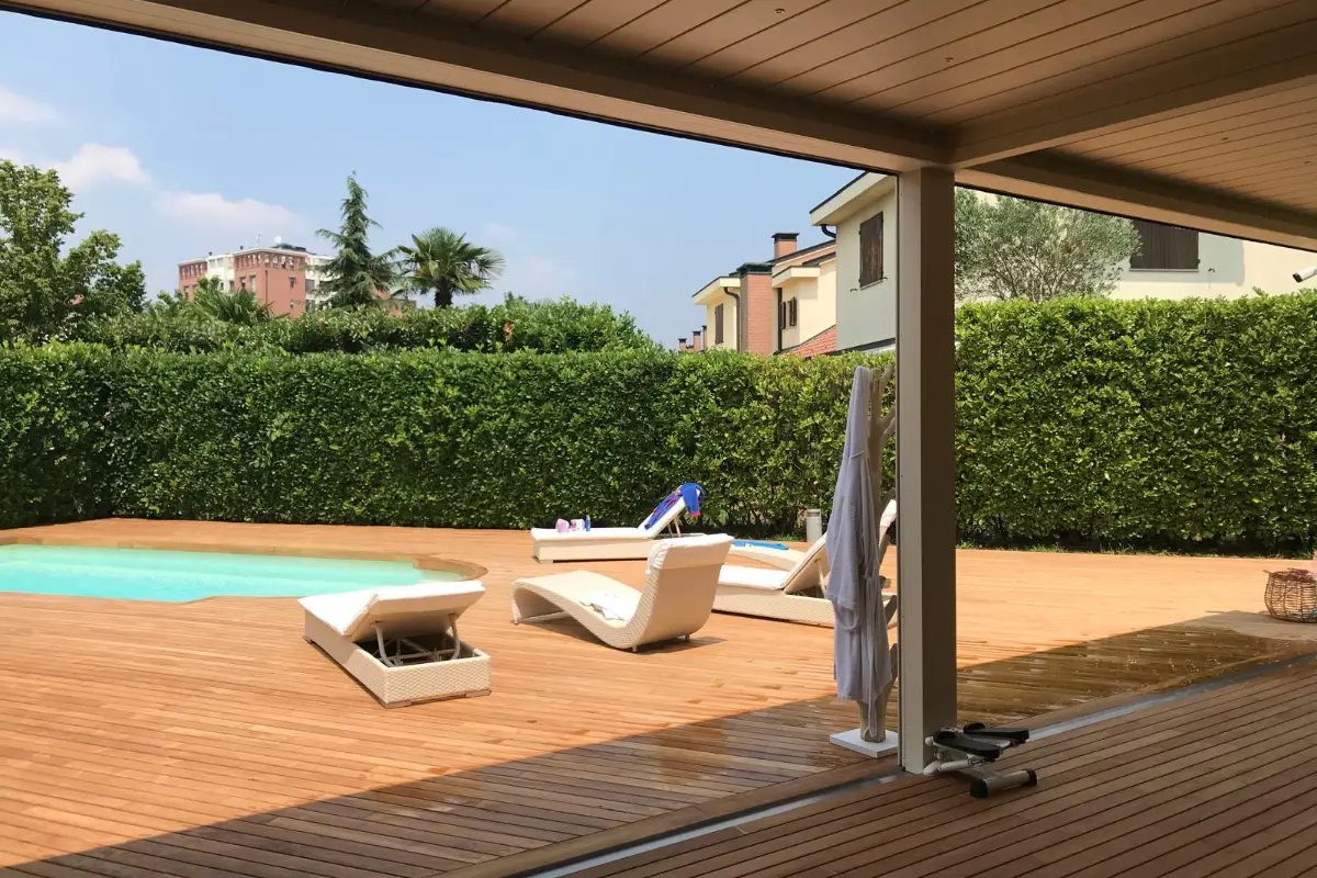 pavimenti-in-legno-per-bordo-piscina-a-monza-brianza