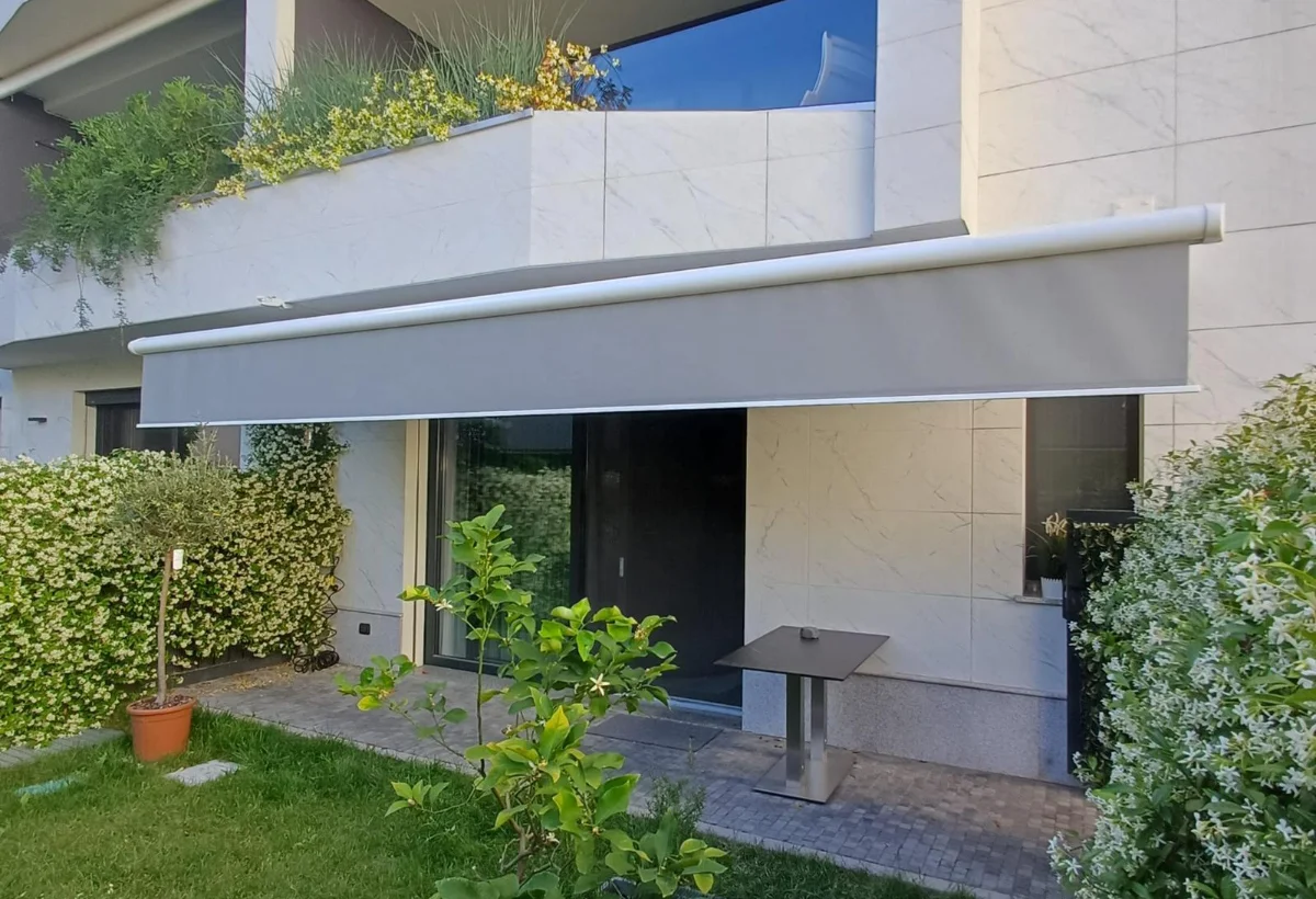 tende-a-caduta-verticali-per-balconi-a-varese